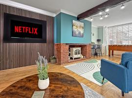 SPACIOUS STYLISH HOME, Foosball Table, FREE PARKING, Driveway, Garden & LAUNDRY ROOM, 2 DOUBLE BEDROOMS & LED Media wall โรงแรมในลูตัน