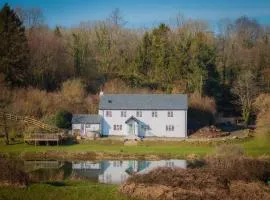 Luxury Riverside Escape in North Devon! Stunning Views