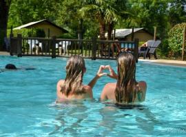 ZEcamping 4 étoiles familial pet friendly animé piscine chauffée – hotel w mieście Aramits