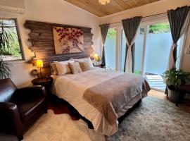 Arcata Forest Retreat Peaceful Redwood Suite 5 min to Downtown Arcata w Private Patio Fountain & Fire Pit, hotel v destinaci Arcata