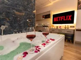 Jacuzzi & Big Screen By Buddies Home