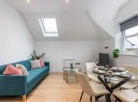 Premium 2-Bedroom Apartment, Leatherhead, Sleeps 4