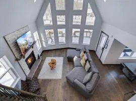 4BR Poconos Ski Retreat w Sauna, Game Room with Loft