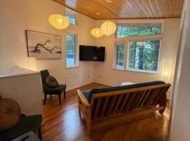Ravens Nest Tranquil Forest Suite 5 min to Downtown Arcata with Stunning Redwood Views, hotel v destinaci Arcata