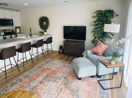 The Getaway! By Wet Feet Retreats, hotel in Lake Ozark