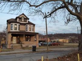 Valley and city views, chal&eacute; em Steubenville