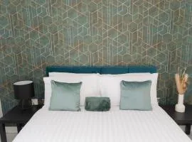 PARKING & BALCONY Luxe City Centre Sleeps 4