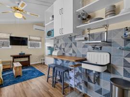 Cozy apartment, private beach & jacuzzi, allotjament amb cuina a Westbrook