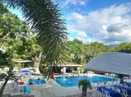 Hotel Familia Casa Blanca