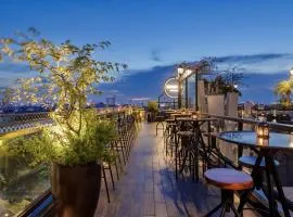 La Mejor Hotel & Sky Bar