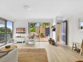Bright Coastal Townhouse with BBQ & Courtyard