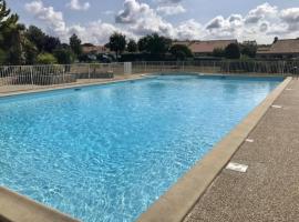 Maison rénovée près de la mer avec 2 piscines, parking et animaux acceptés - FR-1-364-174, hotel di Saint-Michel-Chef-Chef