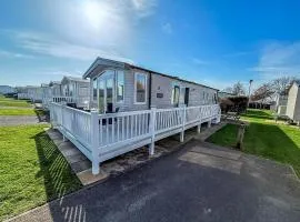 Stunning Caravan With Decking At Haven Hopton-On-Sea Ref 80007L