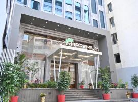 Pam Premium Hotel Vadodara，巴羅達的有停車位的飯店