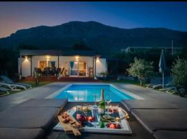 Private Resort Lumianni- 2 Houses，卡斯泰拉的豪華露營地點