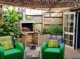 Raglan West Retro Beach Vibe Accommodation