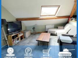 Les combles de l Aure Grand studio cosy confortable classé 3 étoiles centre Bayeux 2 mn à pied cathédrale proche plages du débarquement, hotel in Bayeux