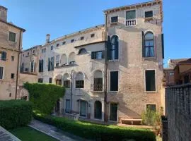 Palazzo Contarini Della Porta Di Ferro
