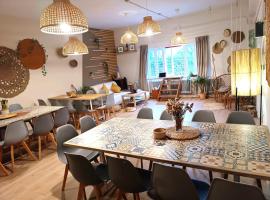 Nómada Hostel - Surf & pilgrim House, hotel v destinaci San Vicente de la Barquera