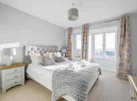 Luxury 3-Bed house, Beach 300m, Sleeps 6, Parking