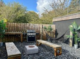 The Pinewood Cabin With Firepit & BBQ, cabin in Ringwood
