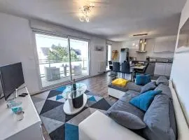 Apartment Grand Balcon- Piscine et proche du Port by Interhome