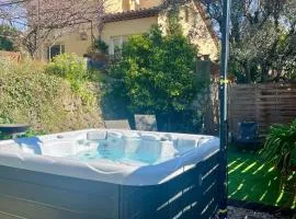 Havre de paix avec jacuzzi et jardin à pied du centre-ville
