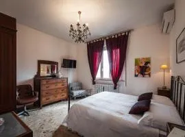 Casa Fuori Casa -appartamento con Aria Condizionata, Parcheggio Auto, Garage Moto, Box Bici