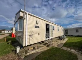 Great Caravan With Modern Furnishings At Dovercourt Holiday Park Ref 44007D