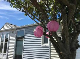 NORDSEE GLAMPING Mobilheim Chalet 2329, hotel u gradu Bredene