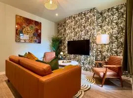 Stunning 4-Bedroom Home - 10 mins to Sandbanks Beach