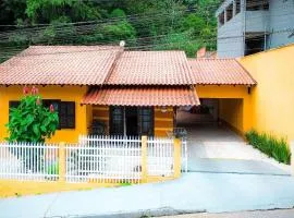 Casa com área gourmet, acomoda até 11 pessoas