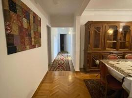 Tranquil Nile Stay Modern & Cozy Apartment by the River, Hotel in Al Manāshī