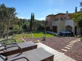 Beautiful, Modern villa IZ01 with Private Garden and Hot Tub on Aphrodite Hills, khách sạn ở Kouklia