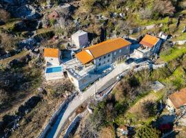 Village Villa Dobrski Dvori, hotel con piscina a Cetinje (Cettigne)