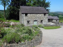 Granary Cottage with hot tub on organic farmland, Hotel in Lampeter