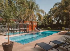 Puerto Dijama Hotel Boutique，位于卡梅隆的带热水浴缸的酒店