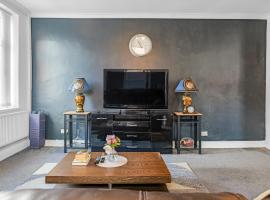 Rochdale 3 Bedroom House 2 Bath with FREE Parking Sleeps 7, hotel v destinaci Rochdale