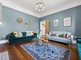 5-Bed Luxury Manor, Games Room, Off road parking & Stylish interiors, Central Gloucester, Cotswolds - Sleeps up to 12 Great for Groups! by Blue Puffin Stays