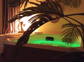 Suite climatisée jacuzzi privé, hotel v destinaci Lachapelle-Auzac