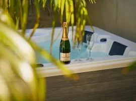 Suite atypique - Jacuzzi privatif en centre ville de Cognac