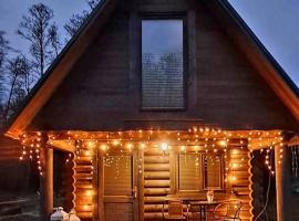 Imantas guļbaļķu namiņš ar pirti, guest house in Salacgrīva