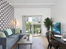 The Tar Heel - Stylish 4BR with City Views - Free Parking - Gym