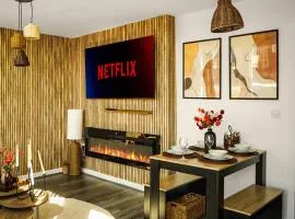 Luxury City Apartment Work & Leisure