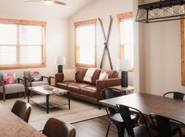 Large & Updated Driggs Condo Close to Town! 40 miles to Grand Teton!, resort de esqui em Driggs