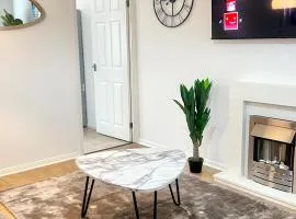 City Centre House - Pet Friendly - Free Parking - 2 Bedroom - Large Garden