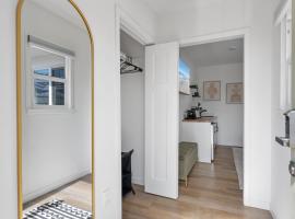 South O Bungalow 2 - Deluxe Queen Studio + Patio, hotel in Oceanside