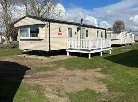 6 Beds Family friendly - unlimited Wi-Fi, Warm, Cozy Sun decking Caravan at Seawick Holiday Park、Saint Osythのスパホテル