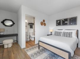 South O Bungalow 8 - Deluxe Work and Stay Queen Studio + Patio, hotel in Oceanside