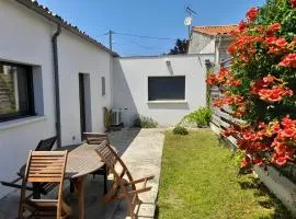 Maison Indépendante Climatisée à Deux Pas des Plages, Confort et Détente Assurés